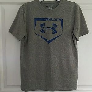 Boys Under Armour short sleeve large top